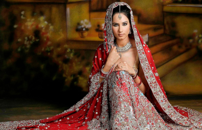 Индийская невеста в красном платье.