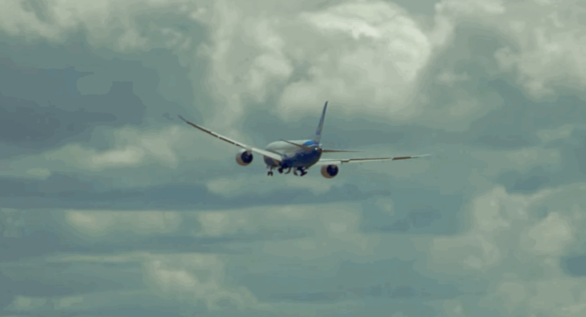 Самолет дрифтует в воздухе на повороте